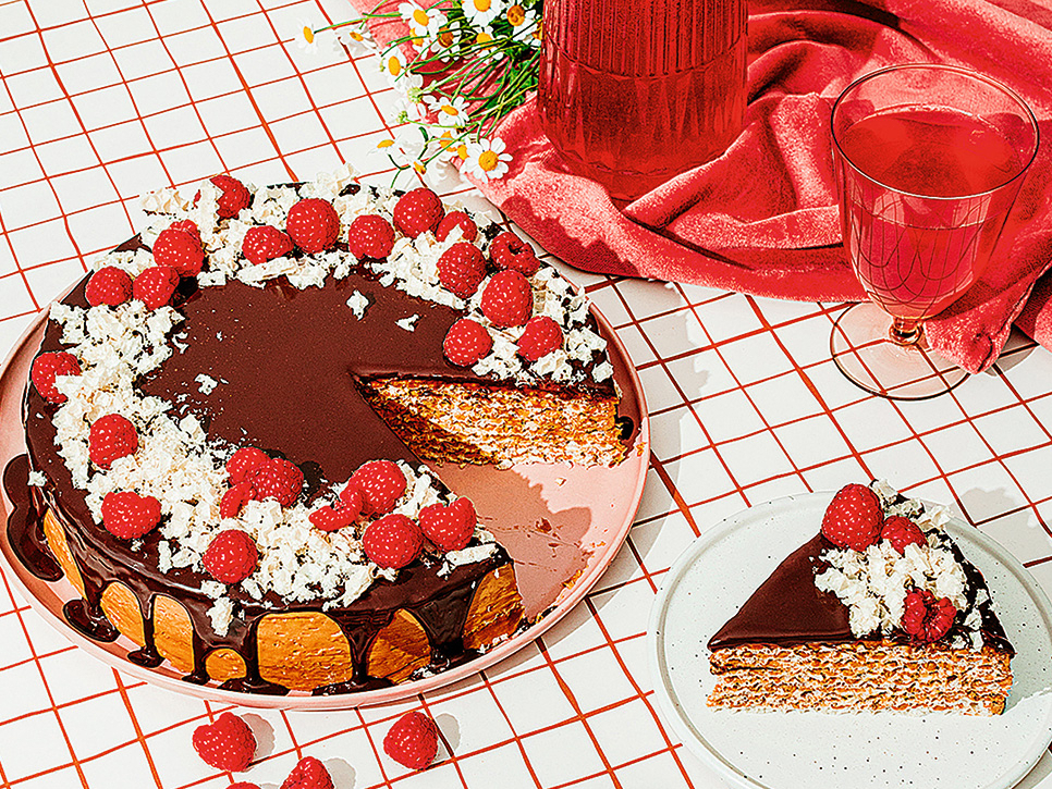 Vafeļkūka ar iebiezināto pienu.