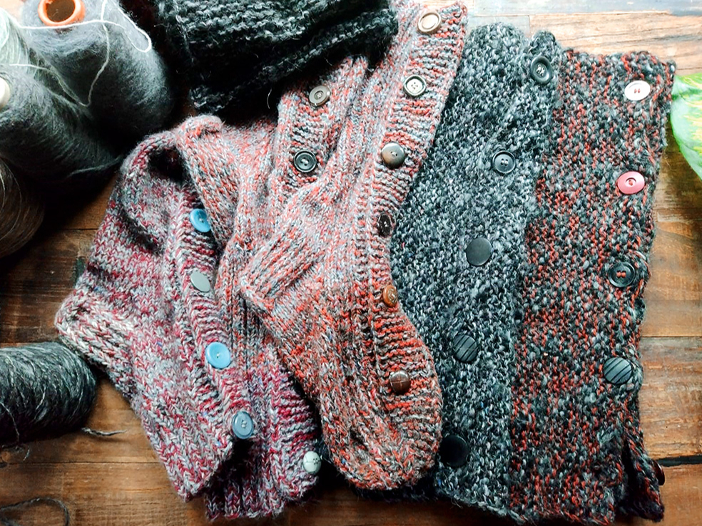 Laumas Neimanes zeķes pogājamas gandrīz līdz ceļgalam. Adāmas palielinātas ar domu, ka uz kājas ir apsējs vai ģipsis. Vislabāk viscaur vai vietām adīt elastīgajā valnīša rakstā. Noder mājās esošas atbilstoša lieluma pogas.