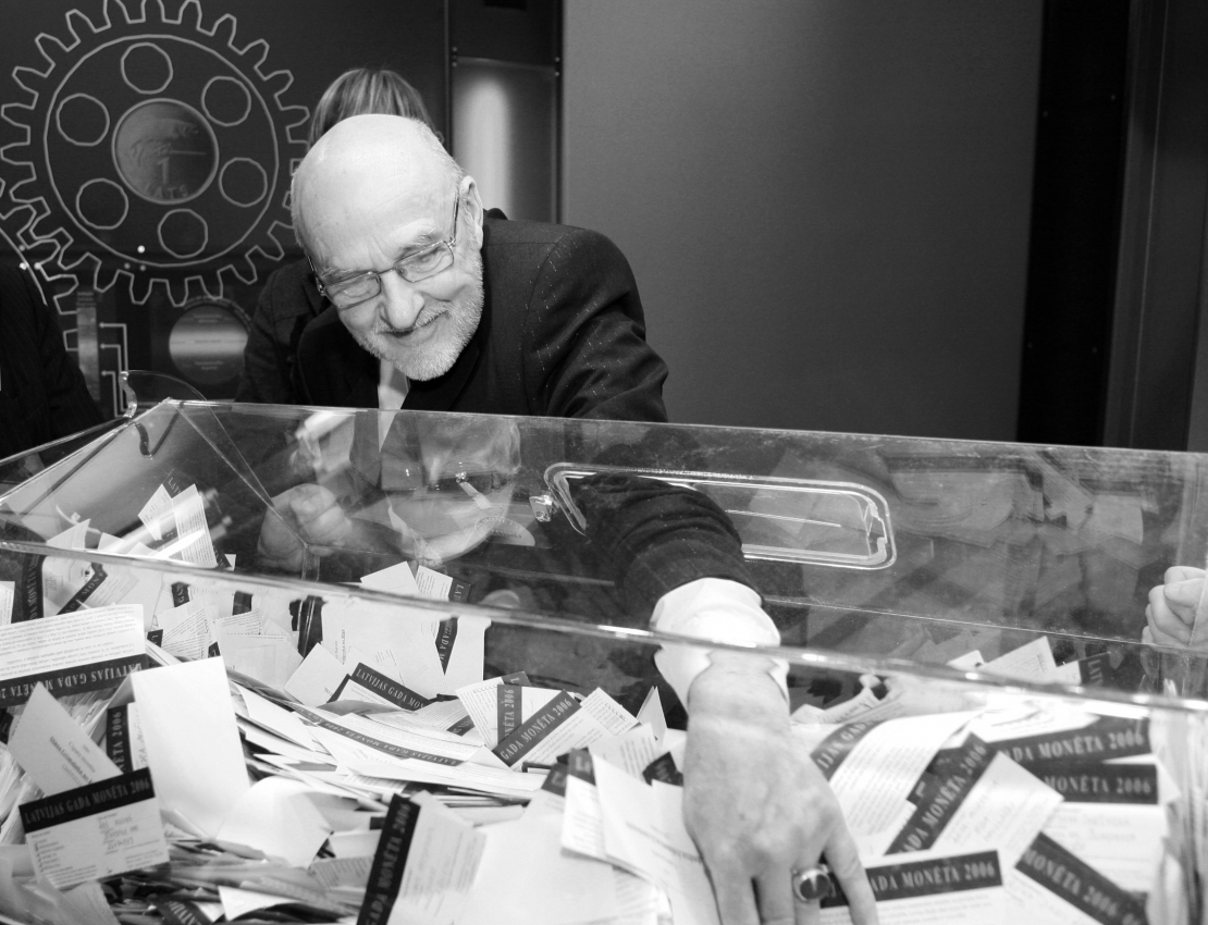 Mākslinieks Gunārs Krollis Latvijas Bankas konkursa "Latvijas gada monēta 2006" uzvarētāja apbalvošanas pasākumā.