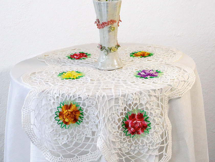 Tamborēts galdauts.