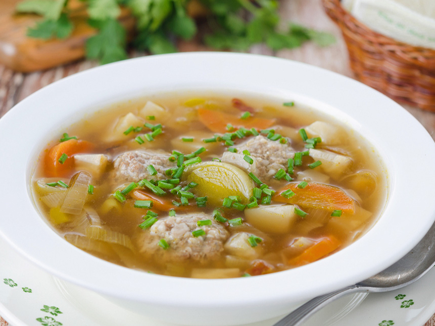 Frikadeļu zupa ar selerijām.