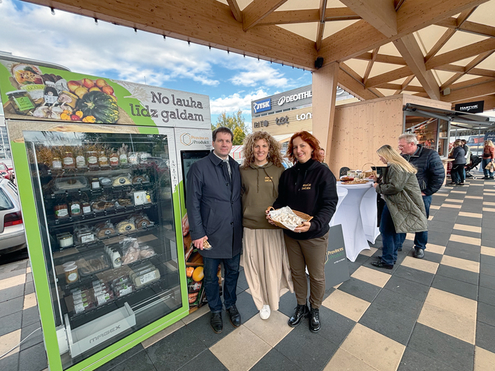 Pašapkalpošanās ledusskapja atklāšanas dienā šāgada 11. oktobrī ar pircējiem tikās arī LPKS Provinces produkti valdes locekles Agnese Štencele (no labās), Aneta Rulle, kurām līdzās ir LLKA izpilddirektors Rolands Feldmanis.