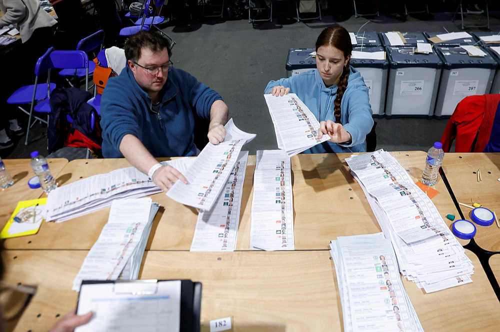 Īrijā vēlētājs iecirknī parasti saņem garu papīra strēmeli, uz kura ir visi kandidāti, kurus viņš var sarindot vēlamajā kārtībā. Arī saskaitīt rezultātus nav viegli – tas ilgst piecas dienas.