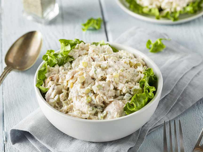 Selerijas un vistas salāti.