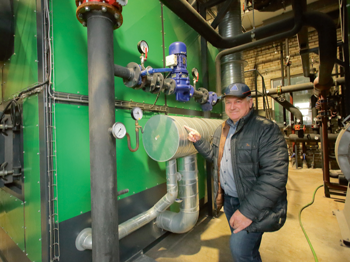 SIA "AGB serviss" saimnieks Aivars Bundzens: "Ar šķeldu kurināmās siltuma ražošanas iekārtas ir dārgākas nekā ar gāzi darbināmās, tomēr visā darbības cikla laikā, tie ir 15 līdz 20 gadi, ar šķeldu darbināmais katls ir izdevīgāks nekā gāzes iekārta."