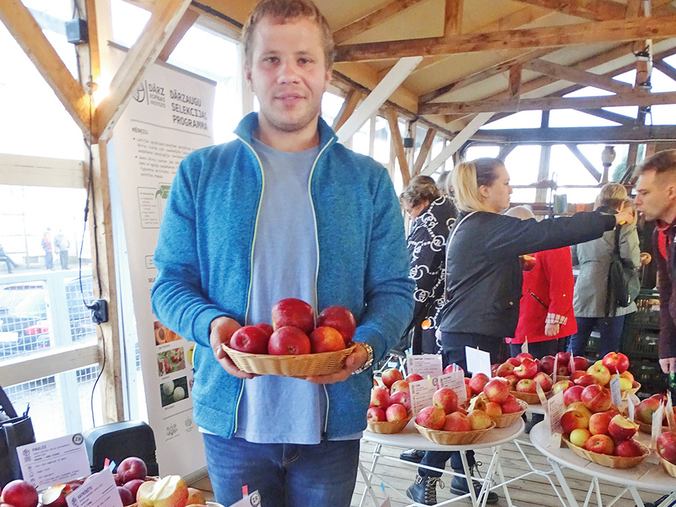 Dārzkopības institūta zinātniskais asistents Dāniels Udalovs.