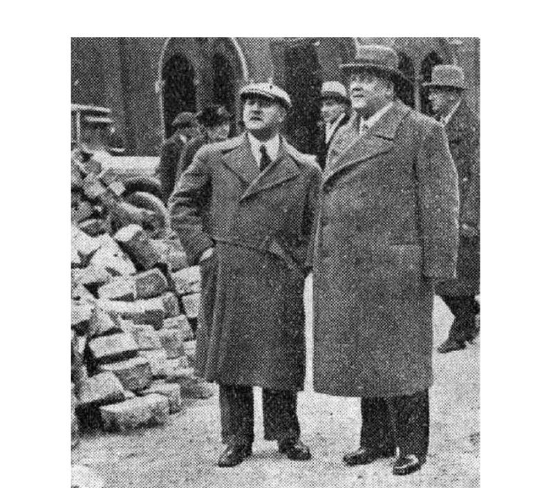 K. Ulmanis novērtē Doma laukuma bruģēšanu 1935. gada novembrī.