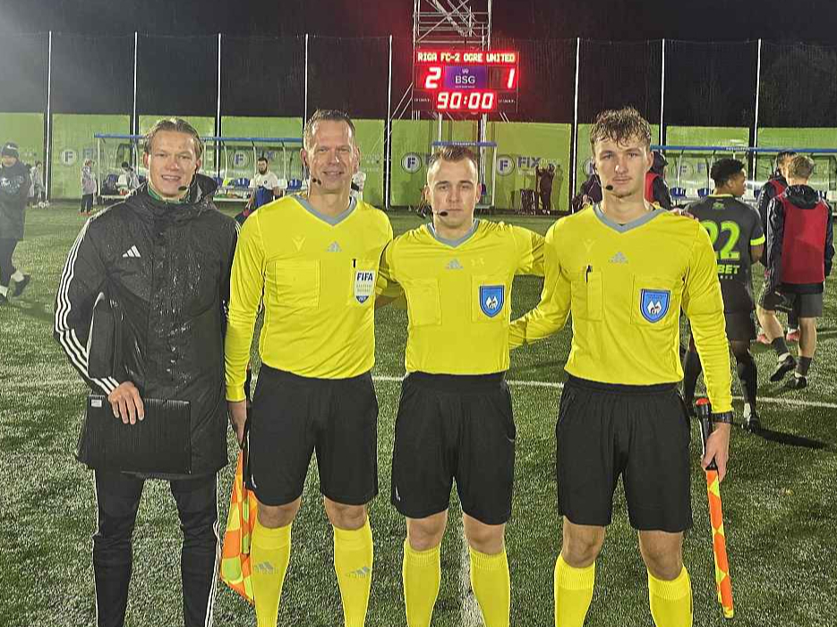 Vēsturisks brīdis Gudermaņu ģimenē un Latvijas futbolā – pirmo reizi Nākotnes jeb pēc spēka otrās līgas spēli tiesā tēvs un dēls. Attēlā no kreisās Artemijs Judins, Haralds Gudermanis, Kārlis Rozītis un Gustavs Gudermanis.