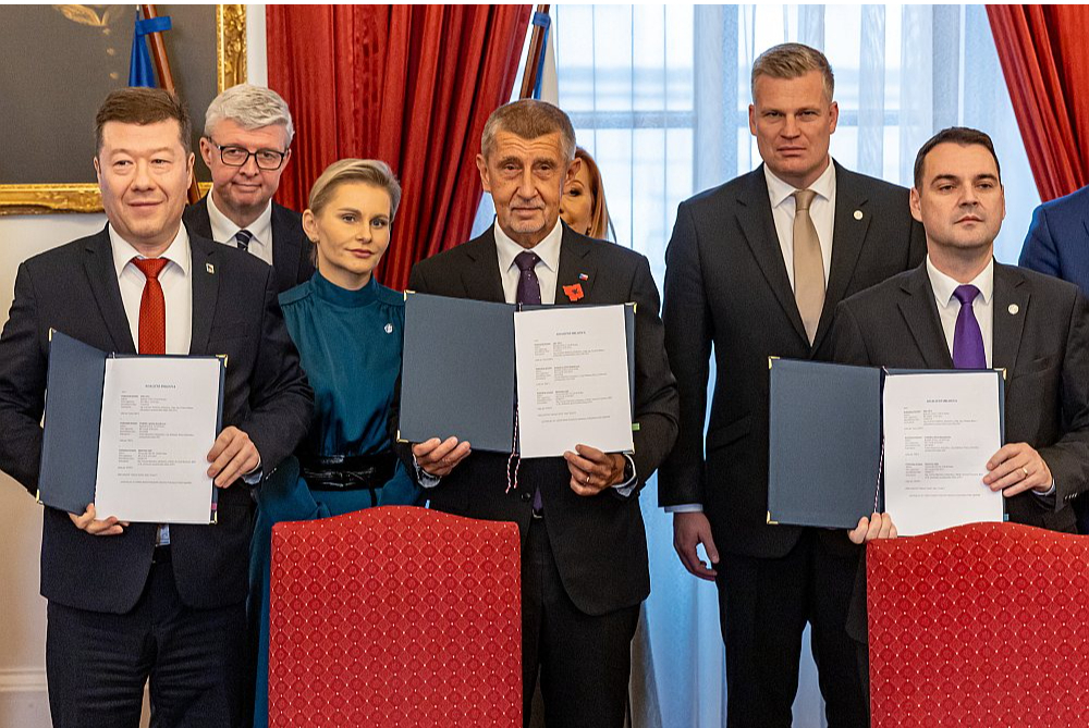 Čehijas potenciālais premjers Andrejs Babišs (vidū) un viņa eiroskeptiskās koalīcijas partneri pēc līguma parakstīšanas – "Brīvības un tiešās demokrātijas" Tomio Okamura (pa kreisi) un Petrs Macinka no "Autobraucējiem sev".