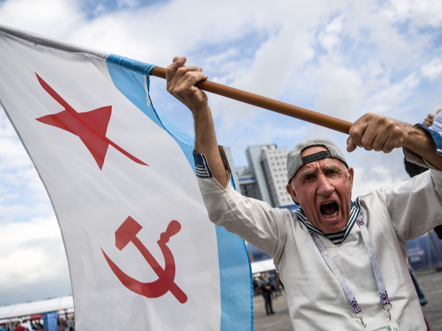 Krievijas pilsētā Kaļiņingradā futbola līdzjutējs vicina PSRS jūras kara flotes karogu. Kēnigsberga savulaik bija prūšu pilsēta, kas pēc Otrā pasaules kara nonāca PSRS kontrolē un tika
pārkrieviskota. Kēnigsbergas apgabalā joprojām atrodas Krievijas Baltijas jūras kara flotes štābs.
