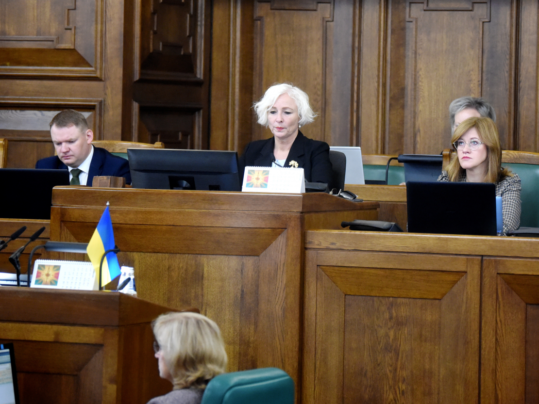 Saeimas sekretārs Edvards Smiltēns (no kreisās), Saeimas priekšsēdētāja Daiga Mieriņa, Saeimas priekšsēdētājas biedre Zanda Kalniņa-Lukaševica piedalās Saeimas ārkārtas sēdē.