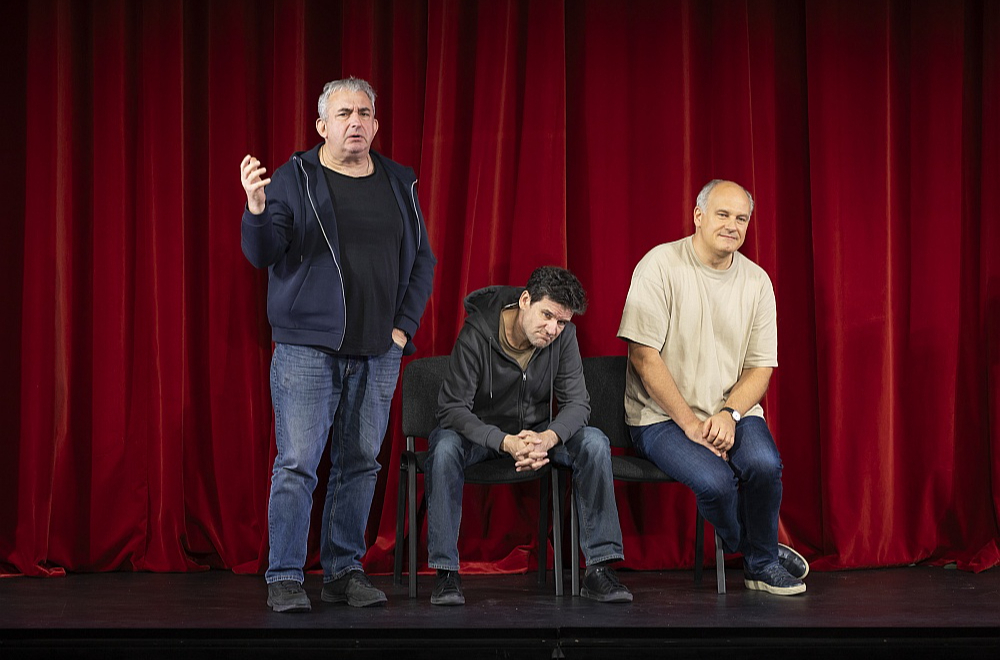 Pievilcīgākie un rosinošākie neapšaubāmi ir tie tēli, kuriem aktieris atdod kaut ko no sevis paša. Jaunā Rīgas teātra aktieri Gundars Āboliņš (no kreisās), Vilis Daudziņš un Andris Keišs dažādu izrādes varoņu lomās Alvja Hermaņa iestudējumā "Kritiens augšup".