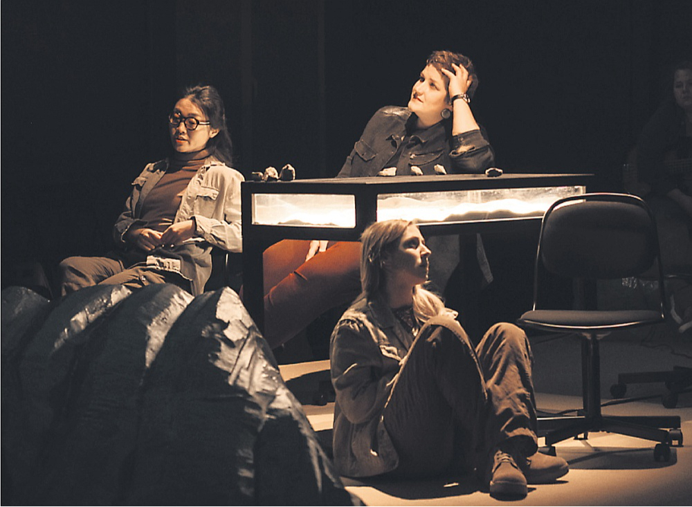 Skats no Līvas Blūmas, Barbaras Lehtnas, Lindas Krūmiņas darba "Cantus Firmus" iestudējuma Ģertrūdes ielas teātrī.