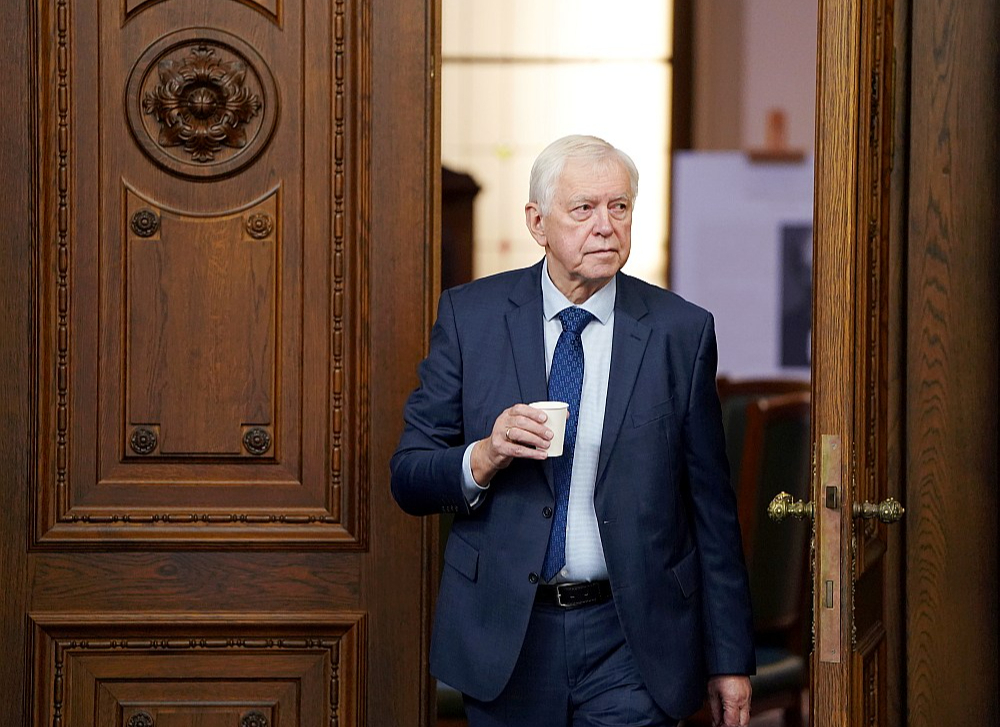 Saeimas ZZS frakcijas vadītāja vietnieks Augusts Brigmanis pauda viedokli, ka šī valdība sākot izskatīties pēc viena jautājuma valdības – ja visu izšķirot viena konvencija, tad tādai valdībai neesot jēgas.