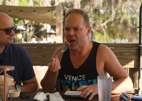 Lauris Reiniks pagaršo aligatora asti; "Garšo kā vista!"