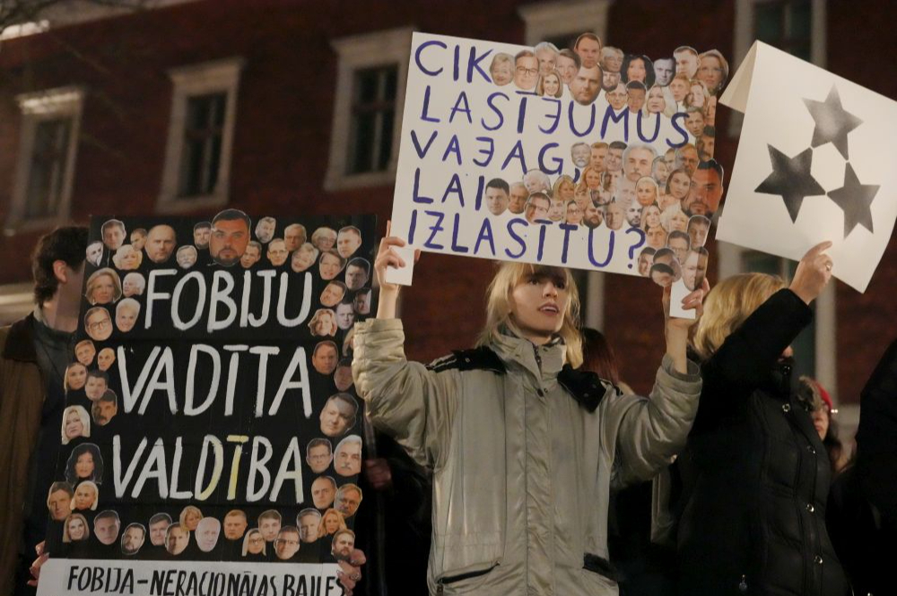 Doma laukumā notiek protests "Nosargāsim Māti Latviju" pret izstāšanos no Eiropas Padomes Konvencijas par Vardarbības pret sievietēm un vardarbības ģimenē novēršanu un apkarošabu (Stambulas konvencijas).