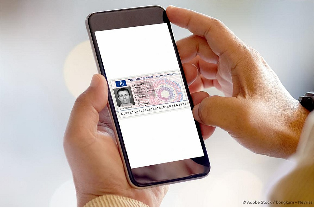 Par galveno vadītāja apliecības formātu ES pakāpeniski kļūs viedtālrunī pieejama digitālā vadītāja apliecība.