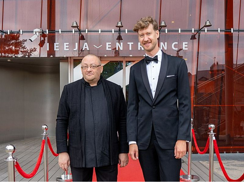 Valdes priekšsēdētājs Timurs Tomsons (no labās) un mākslinieciskais vadītājs Orests Silabriedis droši stūrē Liepājas "Lielo dzintaru" labāko Eiropas koncertzāļu virzienā.