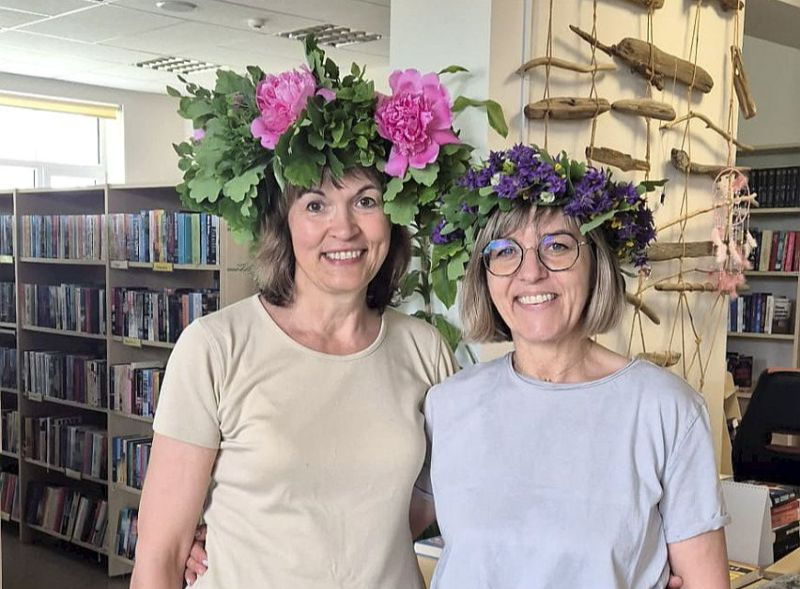 Rojas bibliotekāres Daiga Dambīte (no kreisās) un Iluta Graudiņa.