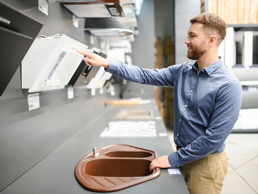 Iebūvējams tvaiku nosūcējs ar izvirzāmu korpusu.