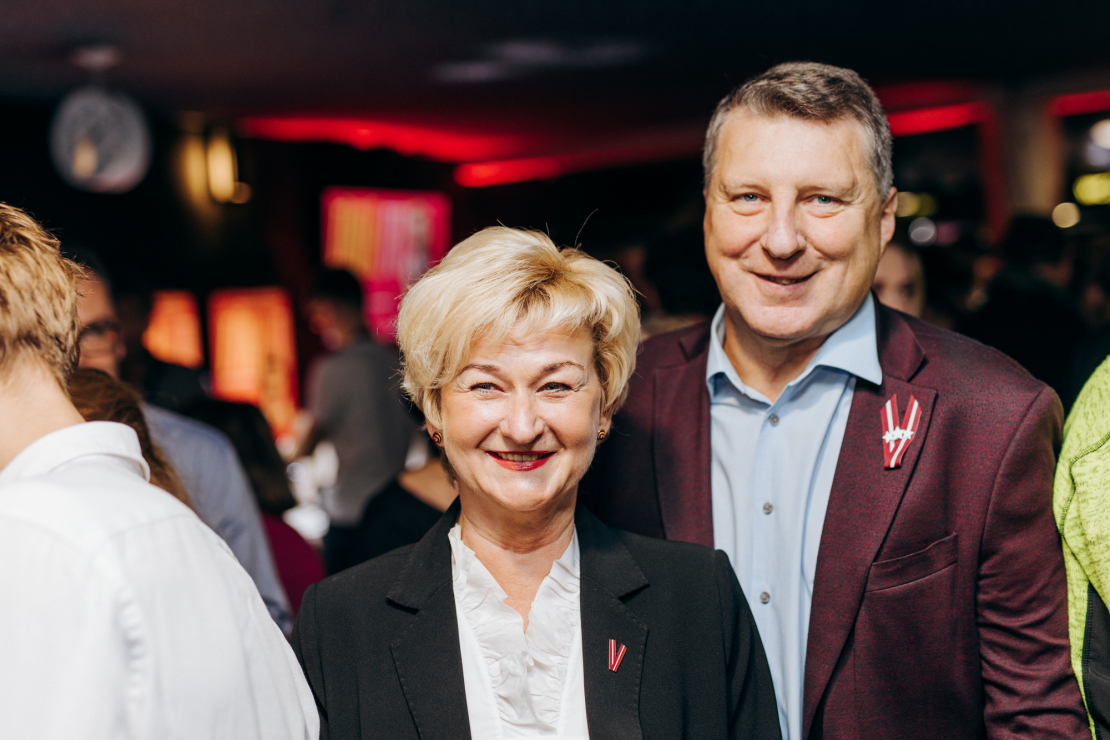 Filmas "Tīklā. TTT leģendas dzimšana" pirmizrāde. Raimonds Vējonis ar kundzi.