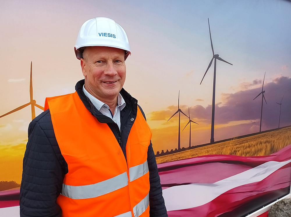 “Iedzīvotāju un arī pašvaldības emocionālo lēmumu laiks ir beidzies, sākusies racionāla sadarbība un tagad atliek tikai būvēt,” piedaloties vēja parka “Pienava Wind” pamatakmens svinīgajā ceremonijā, savā uzrunā novēlēja Tukuma novada domes priekšsēdētājs Gundars Važa.