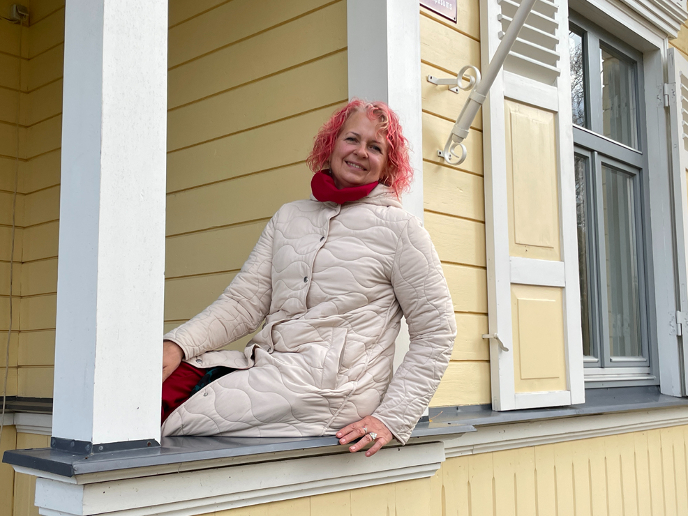 Draugi apgalvo, ka Ilva Mieze ar savu māju ir tā saaugusi, ka pat nespēj
viņu iedomāties citā vidē. Saimniece piebilst, ka nams prasa arī daudz pūļu