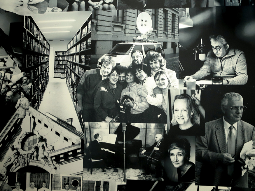 Radio dzīves mirkļi kolāžā, atrodas Radio nama kafejnīcā “Borščs Vecrīgā”, kurā saimnieko ukrainiete Ļina Furmanenko, kura, iebrūkot krieviem viņas
dzimtajā pilsētā Berdjanskā, kopš 2022. gada rada patvērumu
Latvijā.