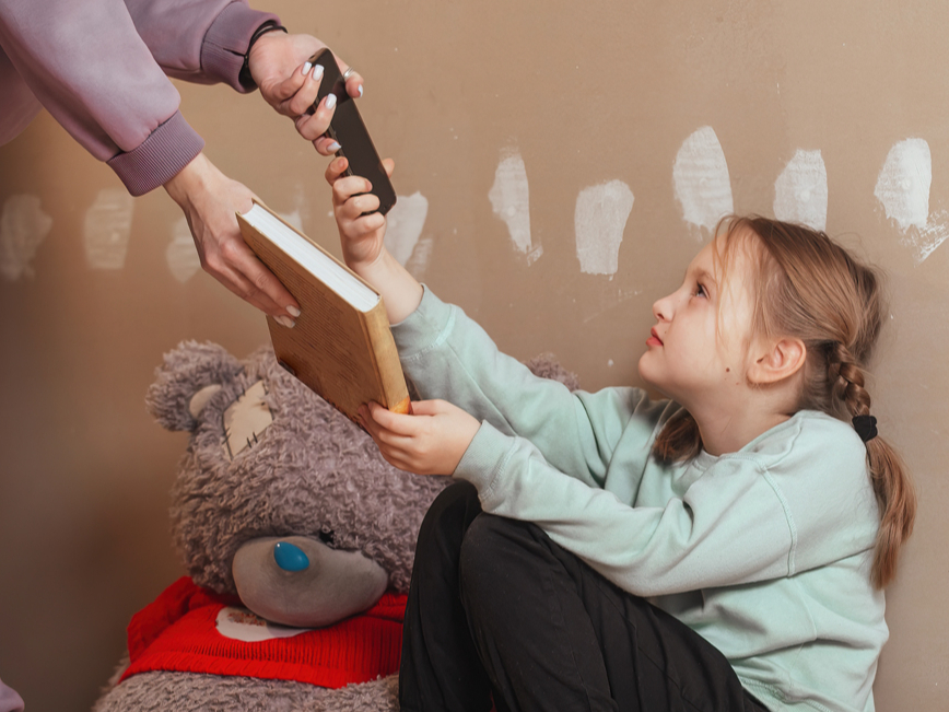 Kāpēc bērniem jālasa grāmatas, ja reiz strauji esam iegājuši digitālajā laikmetā, kur informācija ir pieejama dažu “klikšķu” attālumā? Atbilde vienkārša: lasīšana attīsta domāšanu, valodu un iztēli daudz dziļāk, nekā to spēj digitālie mediji.