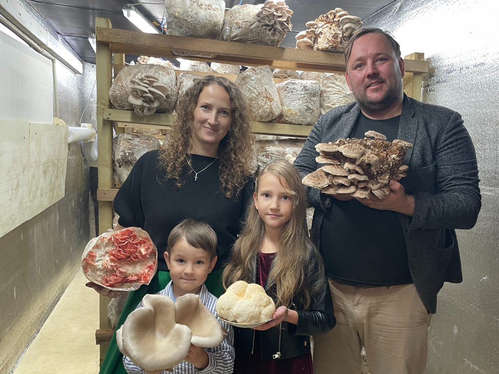 Austersēņu audzēšana Dzērvēm ir ģimenes bizness, kurā piedalās arī bērni. Attēlā: audzētāji “rudens” konteinerā, kur notiek sēņu augšana.