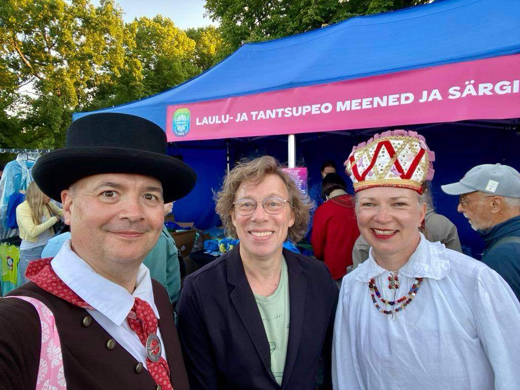 Artis Puriņš ar igauņu dejotājiem.