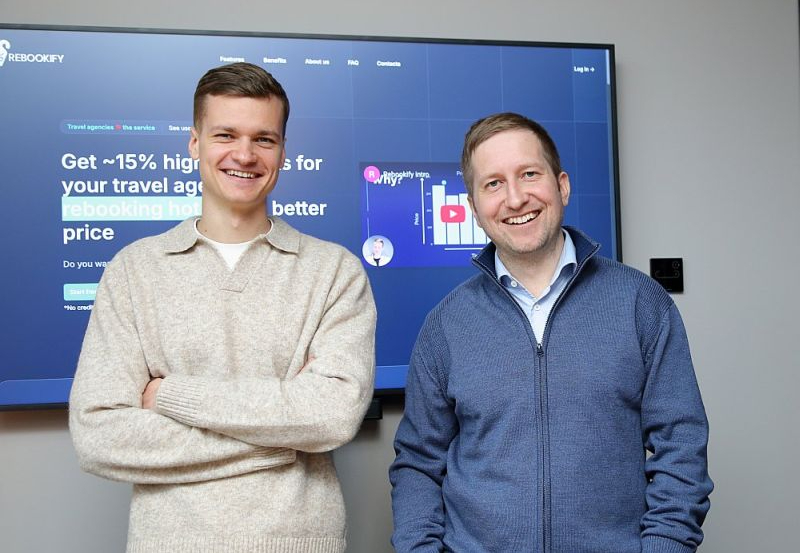 "Mūsu mērķis ir padarīt "Rebookify" par tūrisma tehnoloģiju veiksmes stāstu ne tikai vietējā, bet arī globālā mērogā un piecu gadu laikā kļūt par līderi inovatīvu tehnoloģiju jomā ceļojumu nozarē," saka tūrisma tehnoloģiju jaunuzņēmuma "Rebookify" līdzdibinātāji Matīss Reinis Puriņš (no kreisās) un Agris Ameriks.