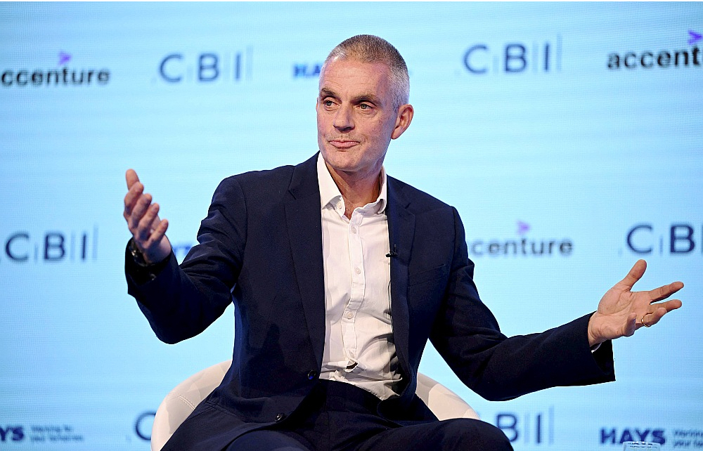 Tims Deivijs britu sabiedrisko raidorganizāciju BBC vada kopš 2020. gada. Deivijs svētdien paziņoja, ka "pašreizējās diskusijas" par BBC ir veicinājušas viņa lēmumu atkāpties, tomēr šādam solim ir arī citi iemesli.