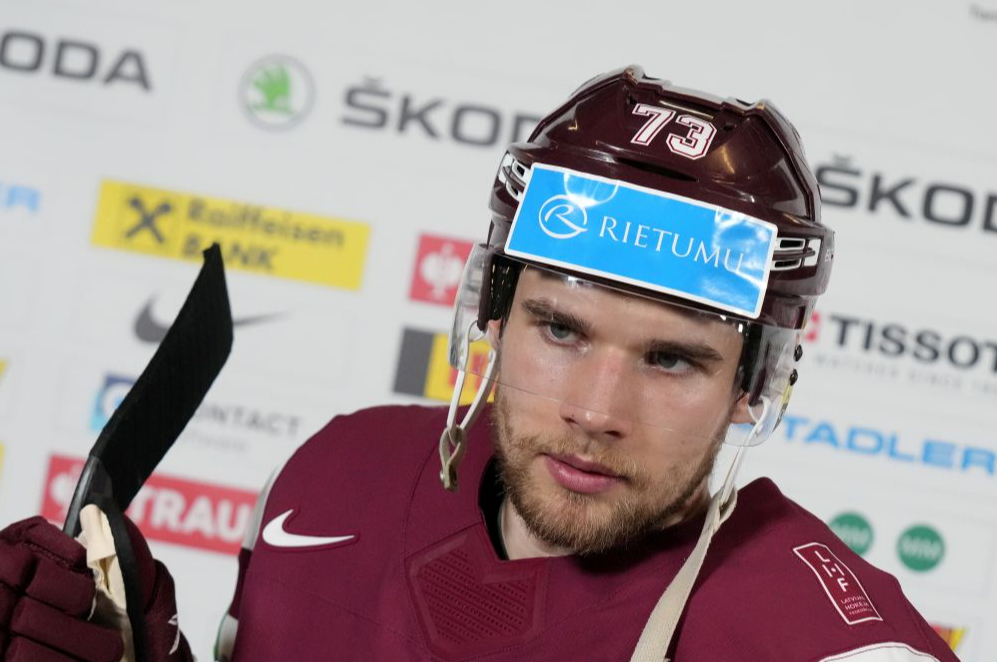 Latvijas hokeja izlases spēlētājs Deniss Smirnovs.