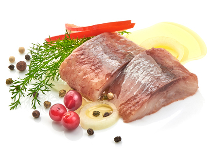 Siļķe dzērveņu marinādē.