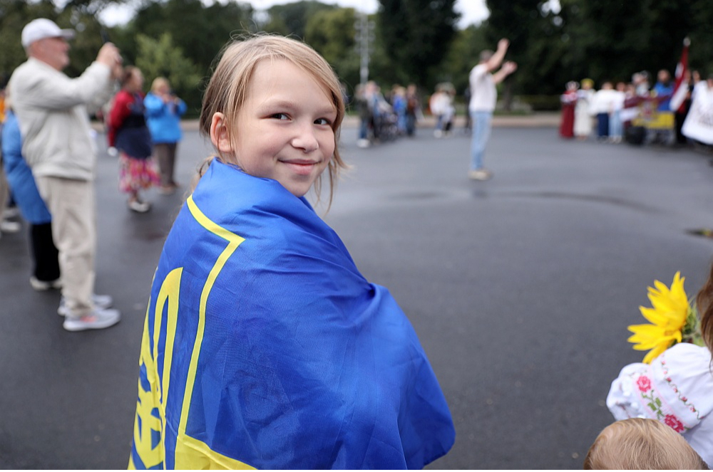 No pilna mēroga sākuma līdz šodienai Ukrainas civiliedzīvotāju skaits, kas patvērušies mūsu valstī, ir sarucis no 44 tūkstošiem līdz 31 tūkstotim. Attēlā: Ukraiņu kopiena šovasar 22. augustā organizēja Pateicības diena Latvijas tautai, lai pateiktos par sniegto patvērumu, palīdzību un atbalstu, pie Brīvības pieminekļa Rīgā ukraiņi dziedāja Latvijas valsts himnu latviešu valodā.