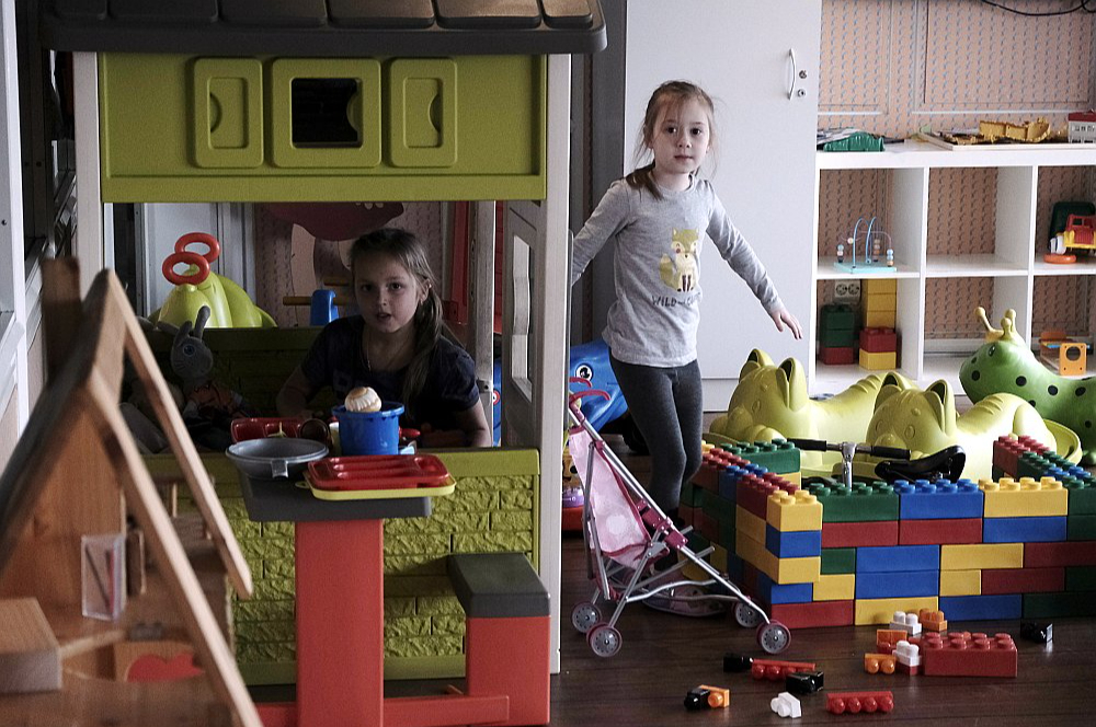 Ukraiņu bērni rotaļājas spēļu stūrī uz prāmja "Isabelle", kad tas bija pietauvots Tallinā kā pirmā patvēruma meklētāju pagaidu mājvieta. Tagad visas valsts finansētās izmitināšanas vietas slēgtas.