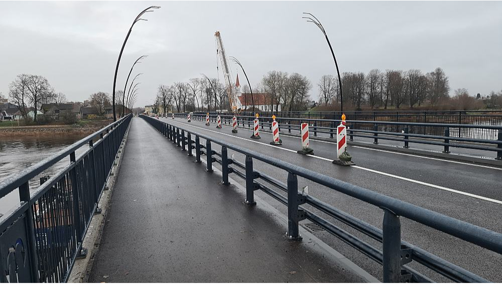 Jaunajam tiltam neviena no vecā tilta konstrukcijām nebija atbilstoša un derīga, tāpēc visus vecā tilta balstus nācies demontēt. Salacgrīvieši ir patīkami pārsteigti, ka tilta būvniecība tikusi pabeigta sākotnēji solītajos termiņos, kas Latvijā ir retums. Būvnieki apliecina – iekļauties pusotrā gadā neesot bijis viegli.