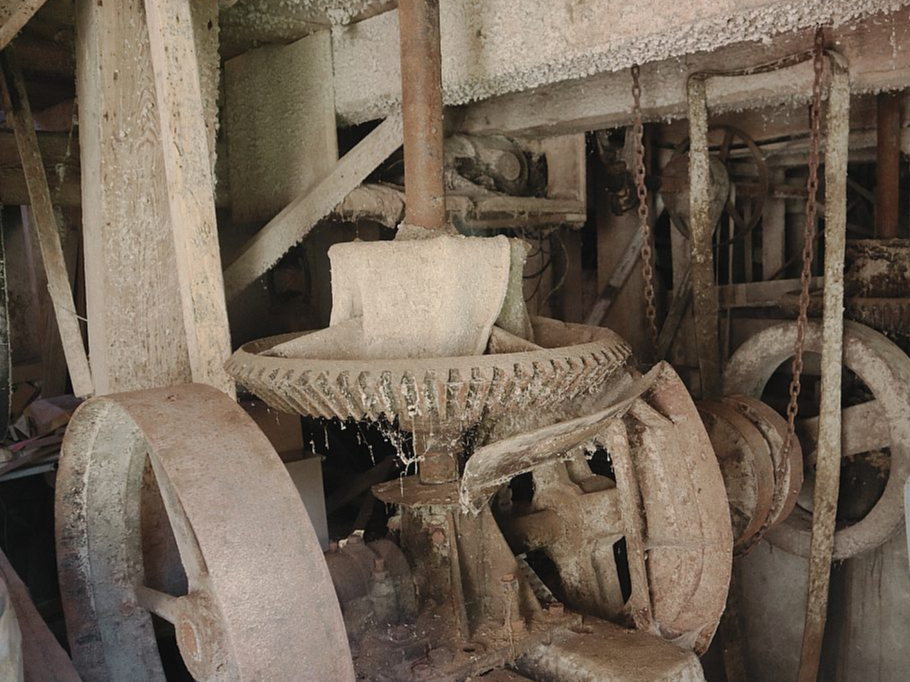 Dadzīšu (Rusuļu) ūdensdzirnavu iekārta saglabājusies no 20. gs. pirmajām desmitgadēm.