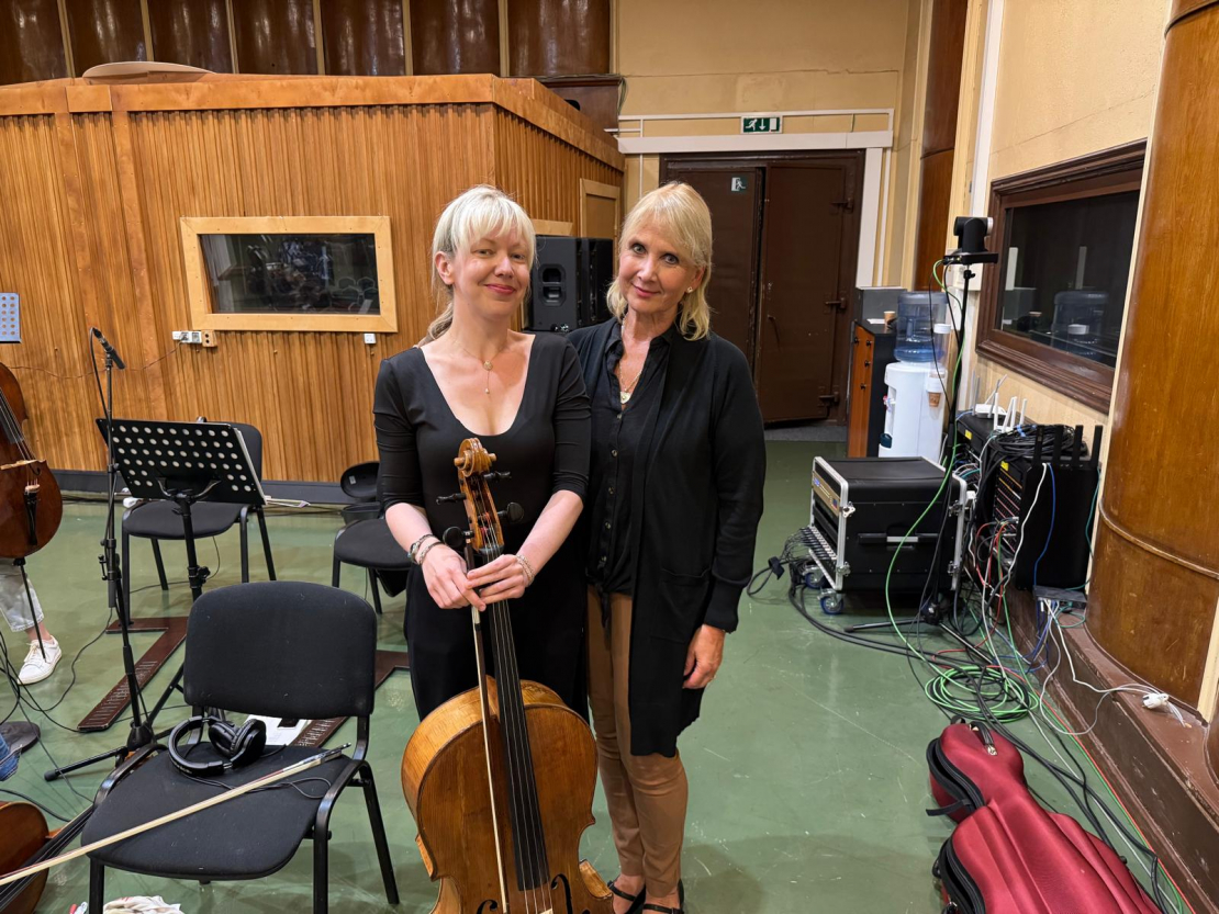 Foto no ieraksta procesa Latvijas Radio 1. studijā. Dace Zālīte-Zilberte un Lolita Ritmanis.