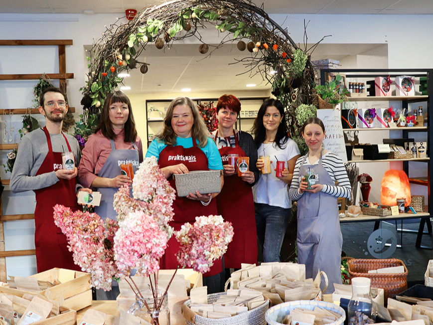Žurnāla "Praktikais Latvietis" radošā komanda (no kreisās - Jānis Siliņš, Lelde Jaudzema, Sandra Ruska, Ingrīda Neusa-Luca, Madara Briede un Elīna Kondrāte).