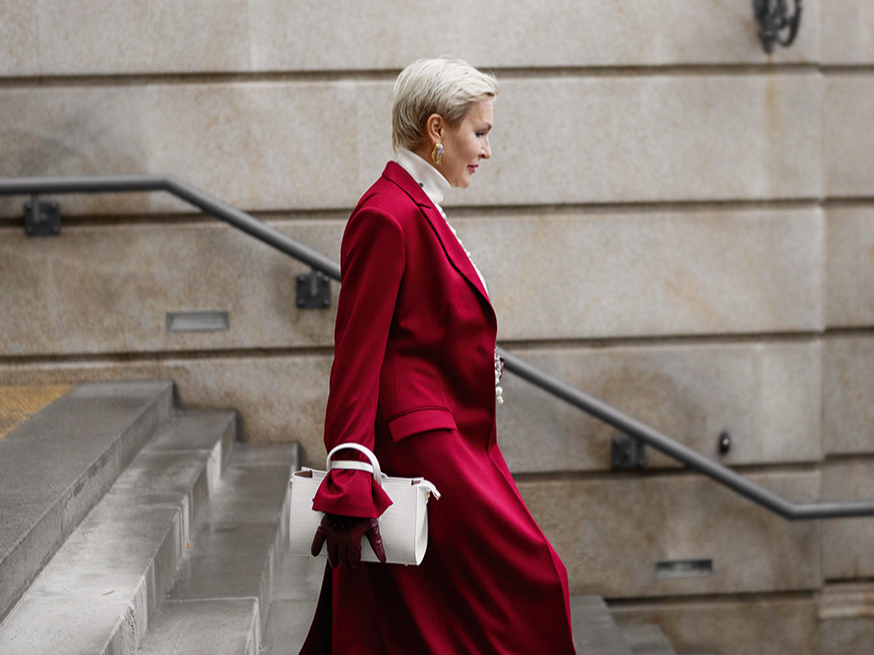 Sarkanā krāsa ir autoritatīva un enerģiska, piesaista uzmanību un rada spilgtu akcentu koptēlā