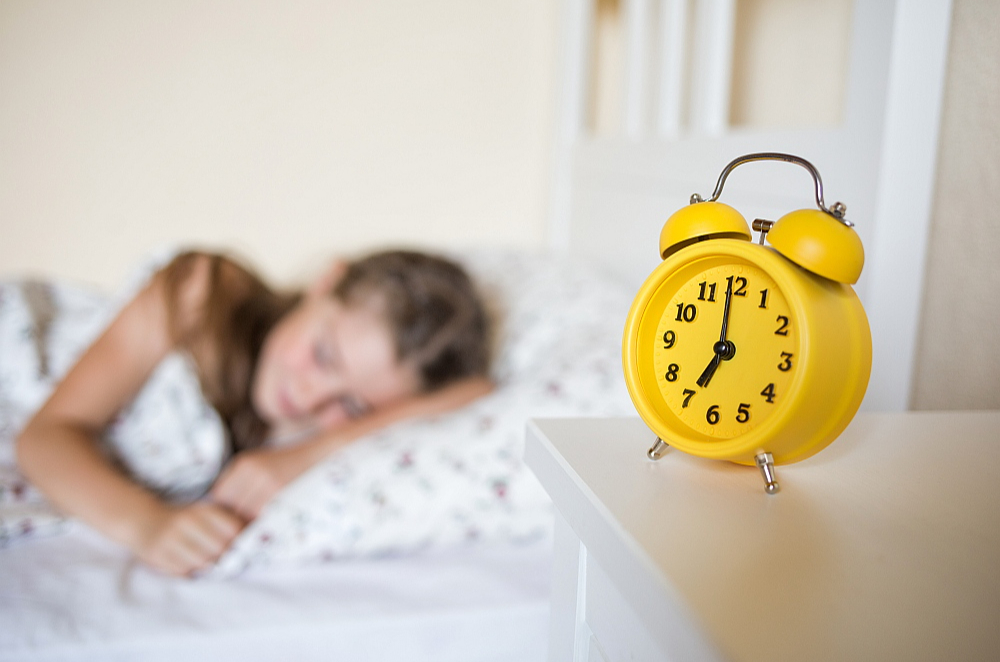 Bērnu klīniskās universitātes slimnīcas speciālisti vērsuši amatpersonu uzmanību, ka miegam ir liela nozīme atmiņas veidošanā, emociju apstrādē un smadzeņu attīstībā. Nepietiekams vai nekvalitatīvs miegs var ietekmēt bērna psihoemocionālo un fizisko veselību, pasliktināt sekmes un panākumus mācību procesā. Īpašu uzmanību vajag pievērst tieši pusaudžu tiesībām uz pilnvērtīgu miegu. Nepietiekams miega daudzums var nelabvēlīgi ietekmēt smadzeņu funkcionēšanu, kad skolēns var nebūt spējīgs kontrolēt emocijas. Tas savukārt var veicināt psiholoģiska vai psihiatriska rakstura problēmas, kas vēl vairāk pasliktina miegu. "Lēmums pamatskolā noteikt mācību laika sākumu no plkst. 8.30 un vidusskolas vecuma bērniem plkst. 9.00 būtu liels solis jauniešu veselības nodrošināšanā," raksta miega speciālisti.