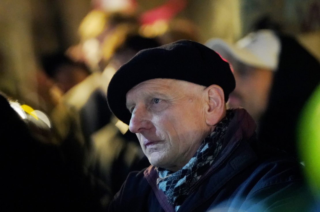 Latvijas Tautas frontes pirmais priekšsēdētājs Dainis Īvāns Doma laukumā, kur notiek protests "Nosargāsim Māti Latviju" pret izstāšanos no Eiropas Padomes Konvencijas par vardarbības pret sievietēm un vardarbības ģimenē novēršanu un apkarošanu (Stambulas konvencijas).