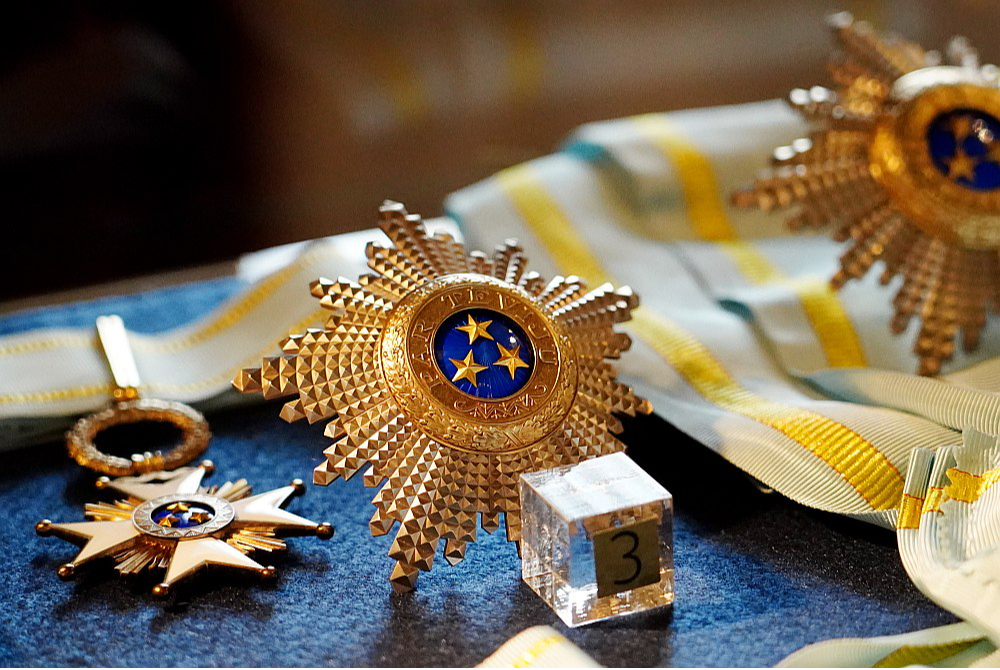 Valsts prezidenta kancelejas apkopotā statistika liecina, ka no 1994. līdz 2025. gada jūnijam Latvijā kopā piešķirti 5764 valsts augstākie apbalvojumi – Triju Zvaigžņu ordeņi, Viestura ordeņi, Atzinības krusti un goda zīmes.