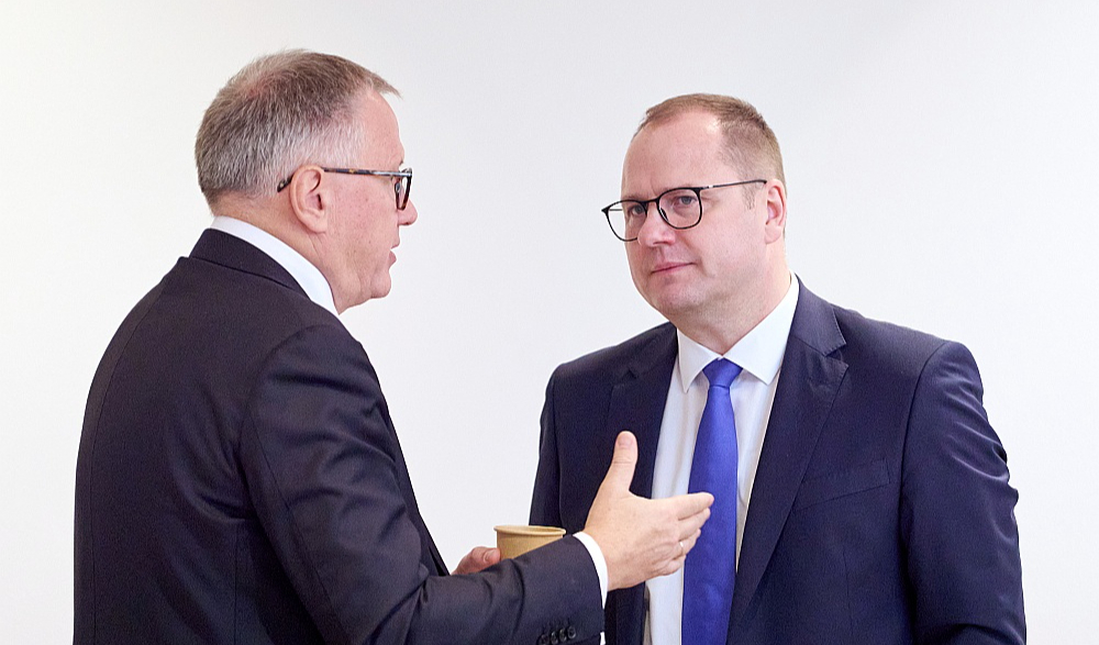 Ministrs Raimonds Čudars (no labās) atzinis, ka neredz pamata piešķirt valsts budžeta dotāciju Valkas novadam, arī finanšu ministrs Arvils Ašeradens to nesolīja, taču piebildis, ka tikšot meklēts veids, kā Valkas novada problēmas risināt.