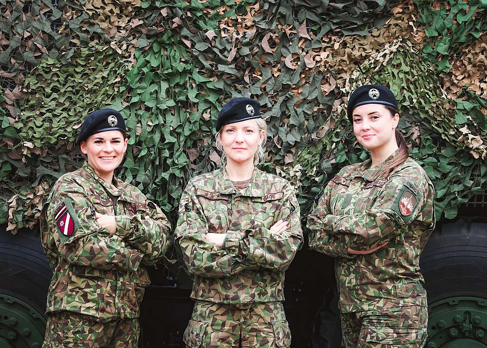 Signi Birkenbergu (no kreisās), Ilzi Lāci un Lauru Vēberi-Krastiņu vieno atziņa, ka Zemnessardzē katra diena nes kaut ko jaunu un aizraujošu.