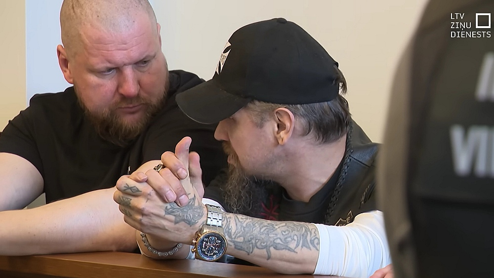 Bandas vadonis Raivis Jansons (no kreisās) un Roberts Davidovs-Stašs tiesas sēdē.