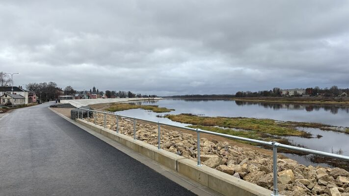 Jēkabpili no plūdiem sargās jaunais Daugavas aizsargdambis.