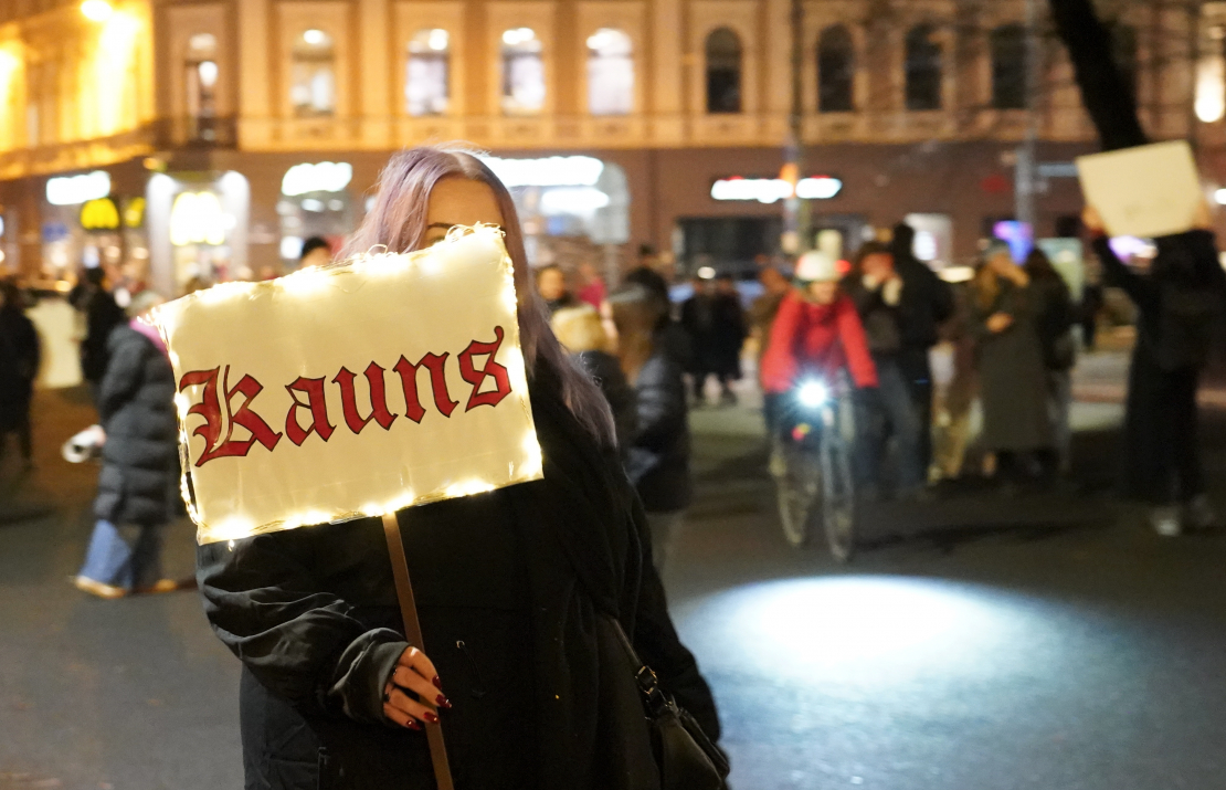 Cilvēki laukumā pie Brīvības pieminekļa pēc protesta Doma laukumā.